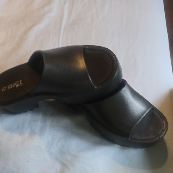 Rouge! Classic Black Slide Sandals - Picture 4 of 4